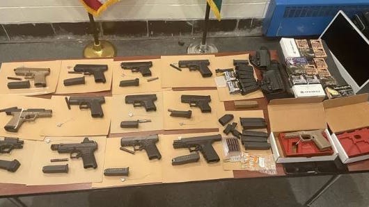 Hombre que fabricó armas fantasmas en apartamento de NYC detenido tras enviar una foto de su hijo con armas en un chat