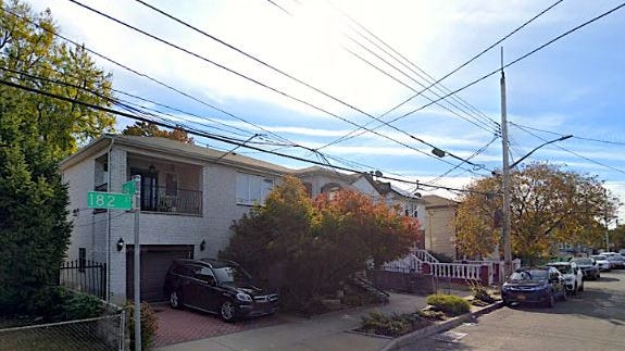 Encuentran a 3 mujeres apuñaladas en una casa de Queens