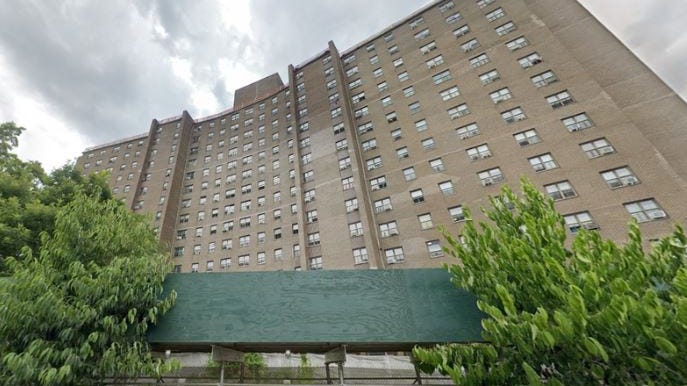 Hombre de 75 años es asesinado a golpes en su apartamento en Brooklyn