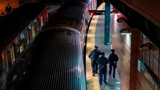 Golpean a una mujer tras intervenir en una agresión a bordo de un tren en Brooklyn