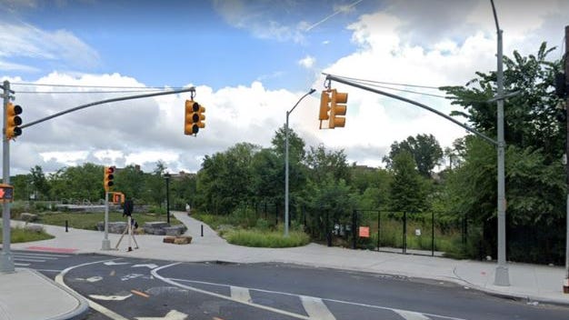 Encuentran el cuerpo de un hombre flotando en el río cerca del parque del Bronx