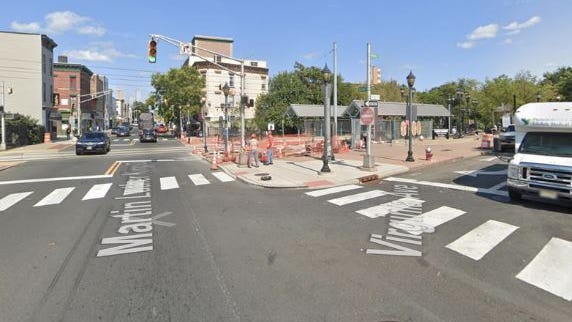 Encuentran a un bebé solo en una concurrida intersección de Jersey City