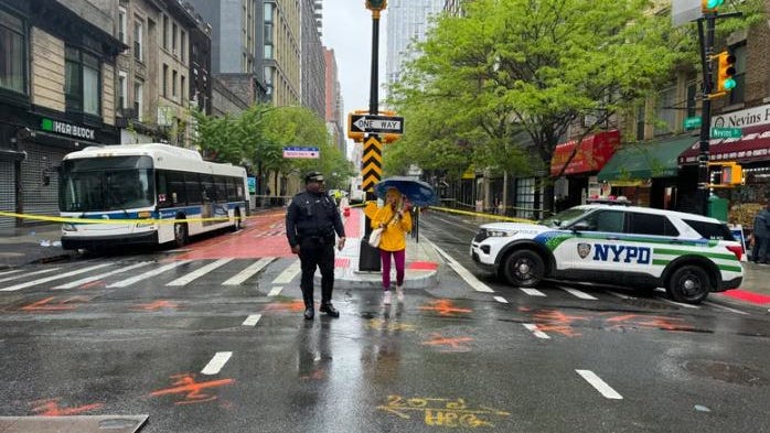 Mujer baja de un autobús de la MTA en Brooklyn y es atropellada por otro, dejándola en estado crítico