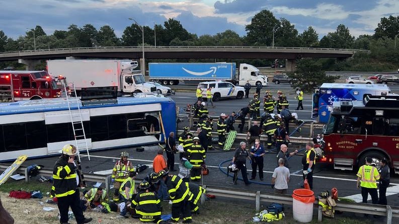 TRAGEDIA EN AUTOPISTA DE NJ: 1 muerto y varios heridos tras volcarse un autobús