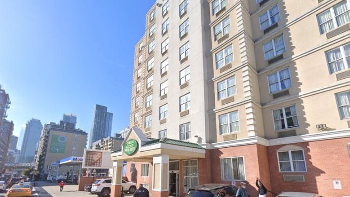 La policía investiga la muerte de una niña en centro de acogida de inmigrantes de Long Island City