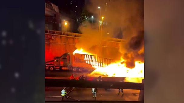 Mujer muere luego de que su vehículo quedara atrapado entre dos camiones tras chocar en una autopista del Bronx