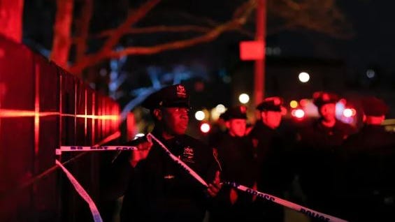 Muere un hombre de 56 años tras ser encontrado herido en una acera del Bronx