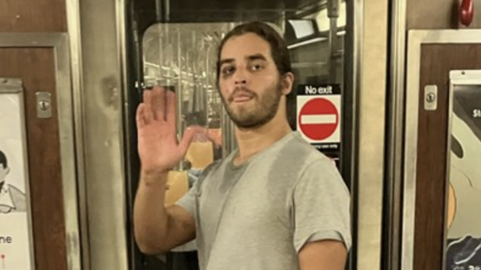 Buscan a un hombre que se masturbó delante de una mujer dentro del vagón de metro