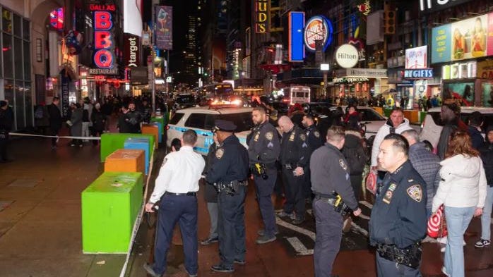 7 detenidos y 12 prófugos después de que un adolescente fue perseguido y apuñalado por una muchedumbre en Times Square