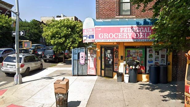 Un trabajador entre los 3 apuñalados en un deli de Brooklyn, el atacante se da a la fuga