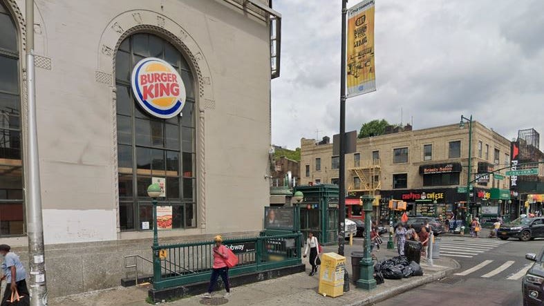 Adolescentes apuñalan y roban a un hombre que no quiso darles dinero en una estación del metro en Brooklyn