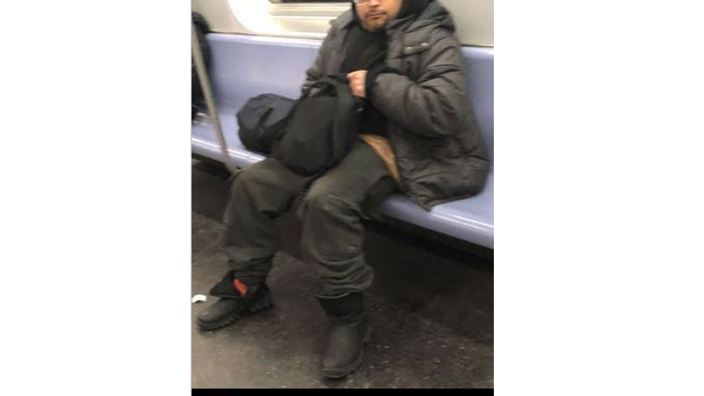 La policía busca a un hombre que se masturbó delante de una mujer en el metro de Queens