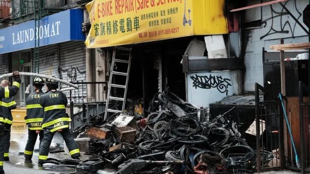 4 muertos y 2 en estado crítico en un incendio en el Bajo Manhattan provocado por la batería de una bicicleta eléctrica