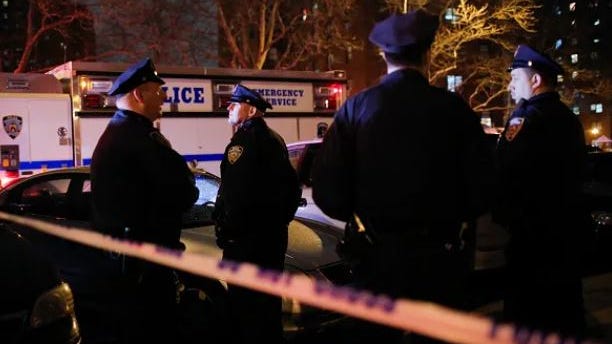Encuentran a un hombre muerto con heridas de arma blanca en el Bronx, persona de interés en custodia