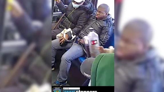 Dúo golpea a pasajera de un autobús delante de su hijo de 5 años después de que ella abofeteara a un manoseador