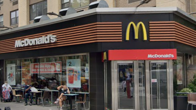 2 adolescentes apuñalados durante disputa en un McDonald's de NYC