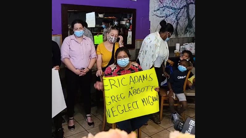 Grupos de ayuda acusan a Adams de interrumpir la asistencia a los solicitantes de asilo enviados por el gobierno de Texas