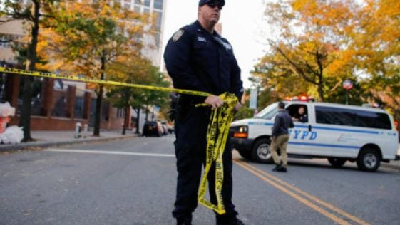 Hombre de 51 años apuñalado mortalmente en el cuello en el Bronx