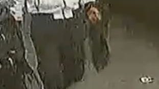 2 hombres haciéndose pasar por agentes robaron a un hombre en Queens