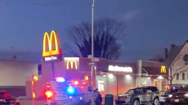 APUÑALAMIENTO EN MCDONALD'S DE QUEENS: Chico de 15 años hospitalizado, 2 adolescentes sospechosos prófugos