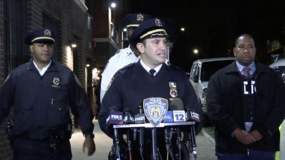 Madre de 22 años es acusada de asesinato tras encontrar a dos niños apuñalados en un albergue del Bronx