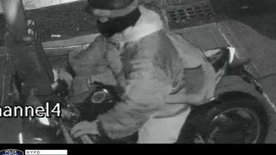 Una mujer que caminaba hacia su casa es noqueada y violada por un hombre en scooter en Queens