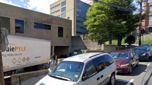 Policía investiga la muerte de una mujer hallada inconsciente en el campus de Rutgers Newark