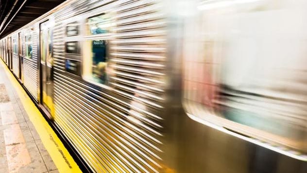 Hombre de 43 años es apuñalado por la espalda en estación de metro de Harlem; el atacante está prófugo