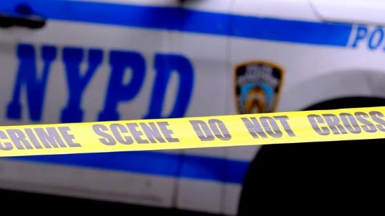 Hombre de 47 años, apuñalado mortalmente en Brooklyn; la policía interroga a su novia