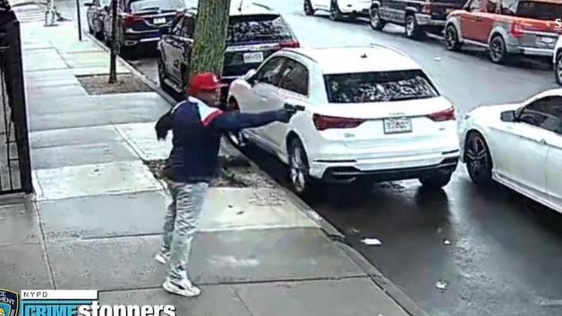 Hombre esquiva las balas de un sujeto armado en el Bronx