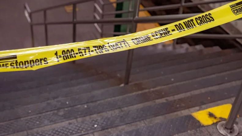 Violencia en el metro: Hombre armado dispara contra un tren en movimiento en Queens y un pasajero es empujado a las vías en Times Square