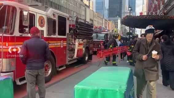 Hombre muere arrollado por un tren del metro tras perder el equilibrio y caer a las vías en la estación de Herald Sq.