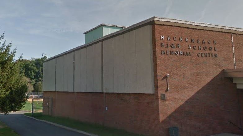 3 adolescentes apuñalados durante una pelea cerca de una escuela secundaria de NJ