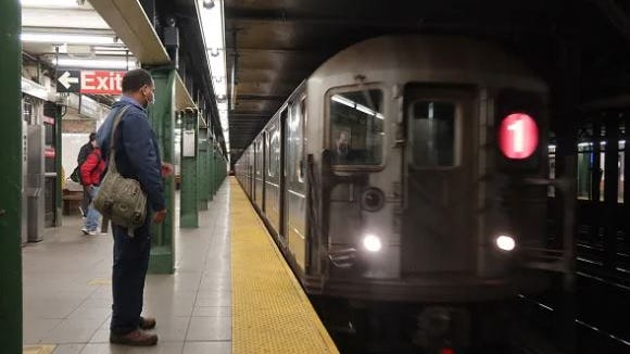 Hombre de 32 años, acuchillado repetidamente por un mendigo a bordo del metro en el UWS