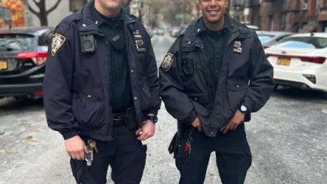 Policía de Nueva York rescata a un hombre inconsciente en las vías del metro de East Village
