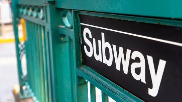 Hombre golpea brutalmente a operador de la MTA con un martillo y se esconde bajo un tren en una estación de Chelsea