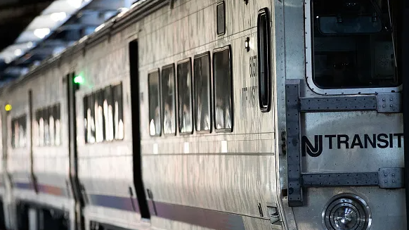 Mujer muere atropellada por un tren de NJ Transit