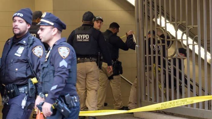 Buscan a una mujer por su implicación en tiroteo en el metro de Brooklyn