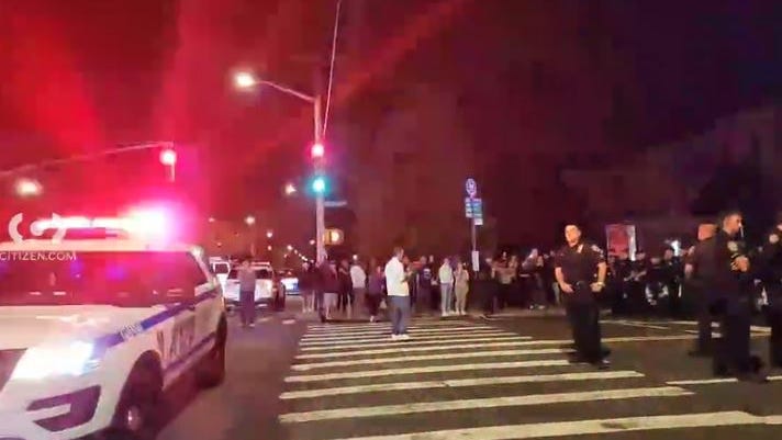Detenidos 10 manifestantes de SI que bloqueaban autobús que transportaba inmigrantes a nuevo centro de acogida