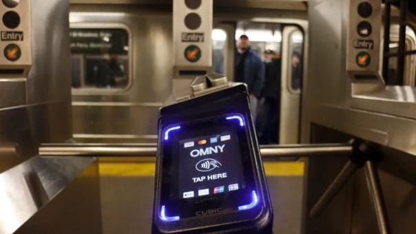 OMNY cobra de más accidentalmente a los usuarios del subway