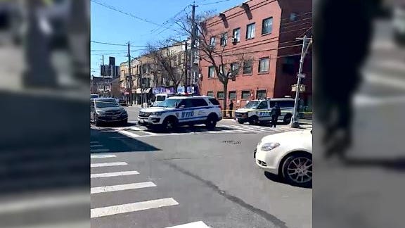 Hombre apuñalado en una calle de Coney Island conduce hasta la comisaría y muere a causa de las heridas