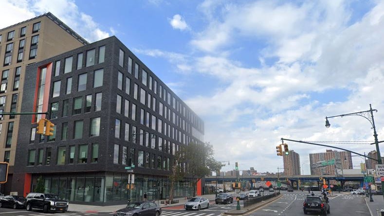 Hombre murió apuñalado por otro hombre y una mujer en un autobús del Bronx; es el tercer asesinato en 10 días