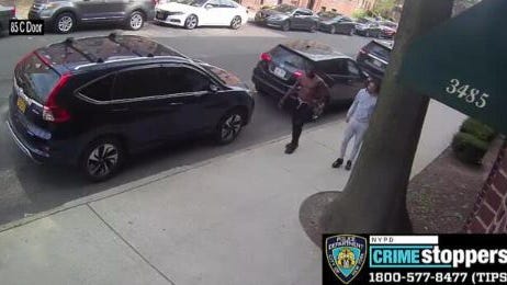 Hombre recibe un puñetazo y es acuchillado en una calle del Bronx por dúo que huye en un sedán gris