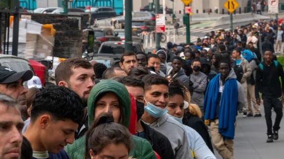 Nueva York dice a los inmigrantes que "están mejor" en otra parte