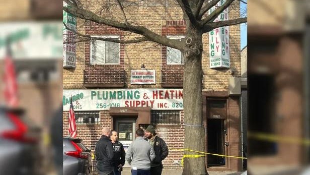 Mujer detenida por apuñalar mortalmente a su padre y herir de gravedad a su hermana en Brooklyn