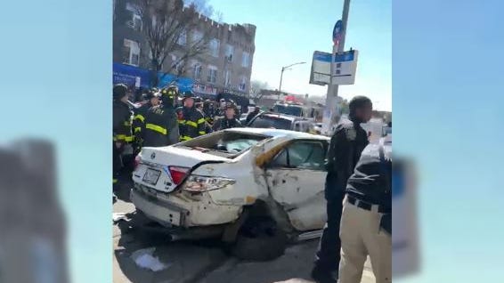 2 muertos y 5 heridos luego de que un vehículo se subiera a la acera en Brooklyn