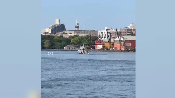 Encuentran cuerpo de un hombre flotando en el East River en Queens