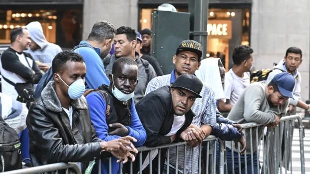 82% de los neoyorquinos dicen que la afluencia de inmigrantes es un "problema grave", el 58% quiere "ralentizar el flujo"