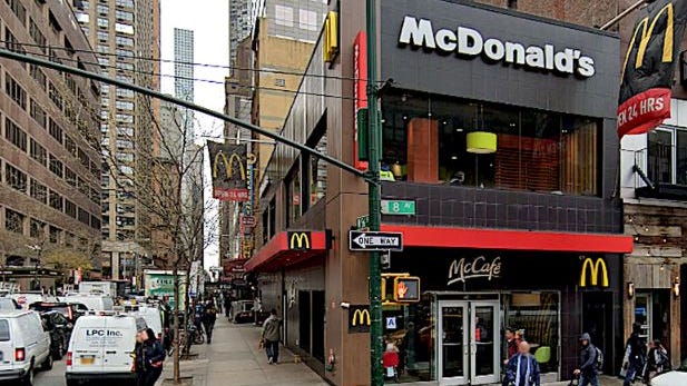 Hombre es apuñalado durante trifulca en un McDonald’s de Nueva York