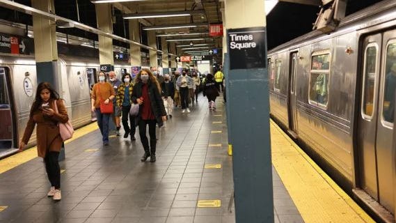 La MTA prueba inteligencia artificial y luces azules "tranquilizadoras" para evitar muertes en las vías del metro